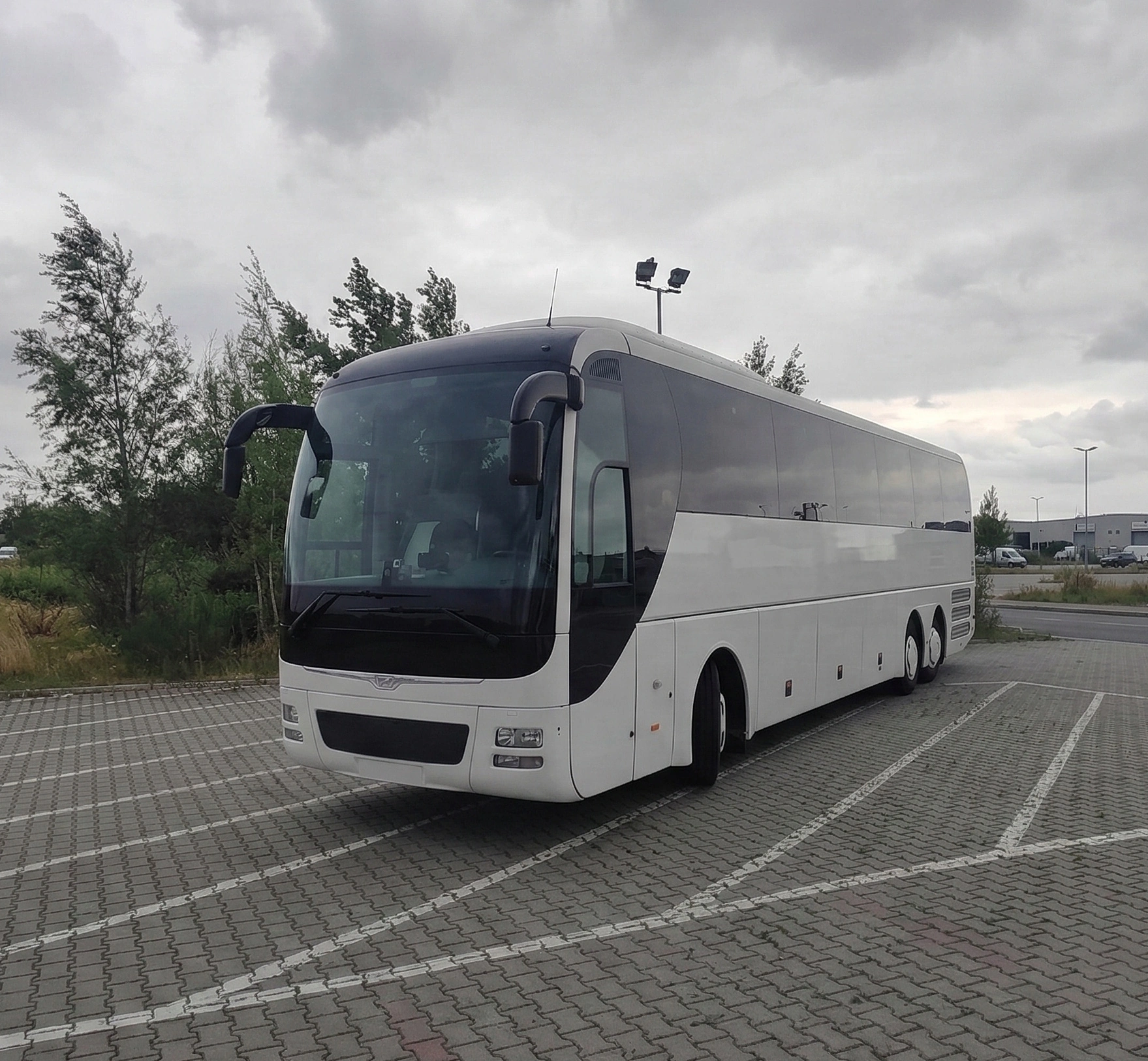 Pojemny autokar MAN Lion's Coach dla dużych grup, 61 miejsc pasażerskich