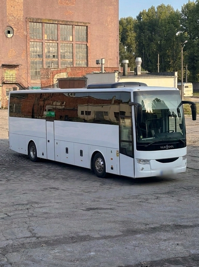 Duży autokar turystyczny Vanhool na wynajem we Wrocławiu, 61 miejsc