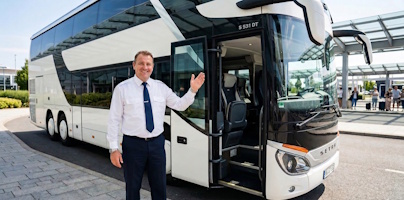 Nowoczesny autokar turystyczny w trasie